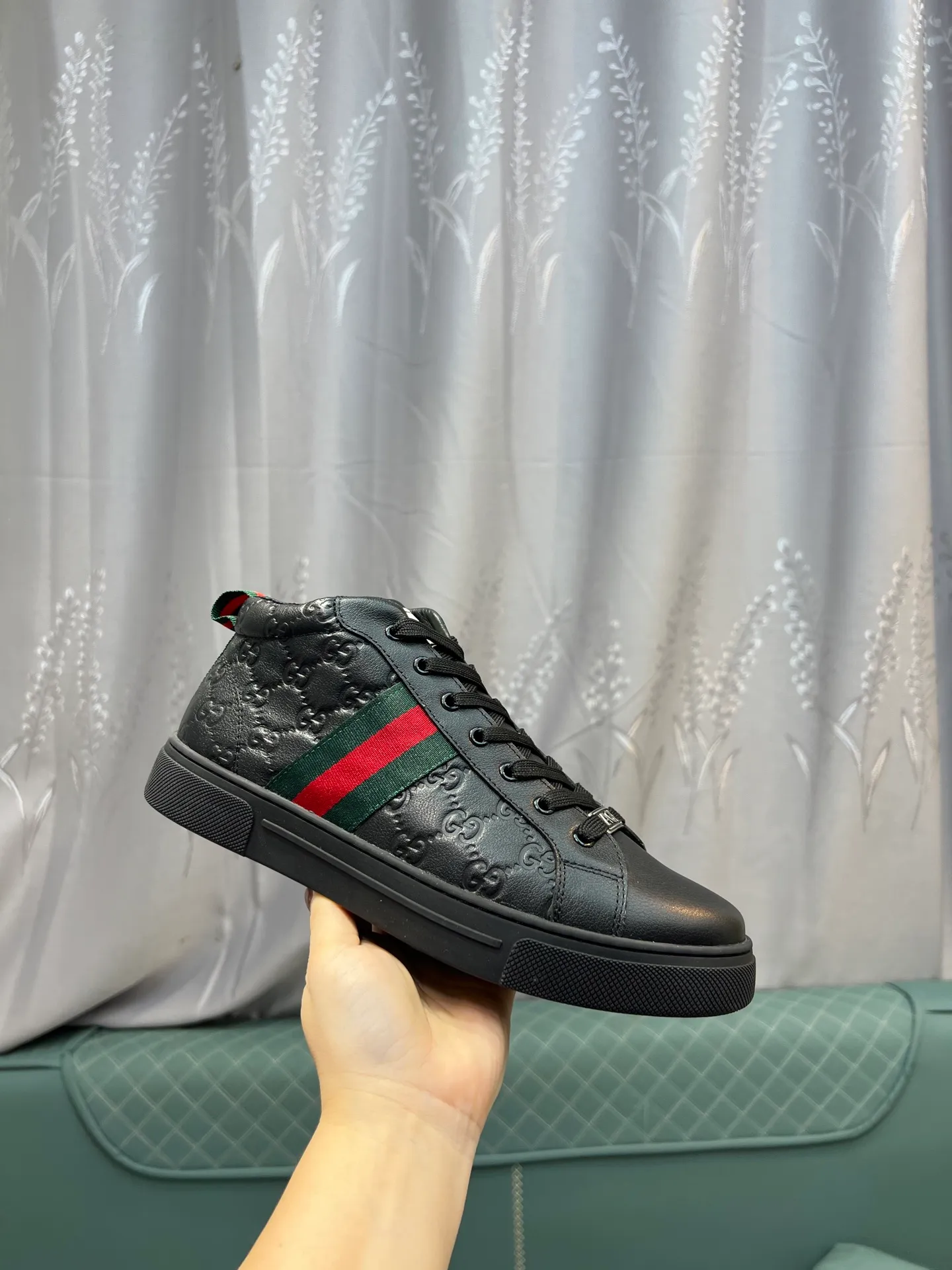 Men's men's shoes 💰460 The new high-top GUCCI (Gucci) counters are launched simultaneously. The new men's shoes, 😘fabrics are selected from imported cowhide, and the lining is sheepskin lining. 👍🏿 High-end ☄️ air-cushion molded anti-slip rubber outsole, exquisite lines, simple and elegant, comfortable and high-end for leisure travel. Code number: 38 to 44 (45 can be customized and cannot be returned or exchanged)